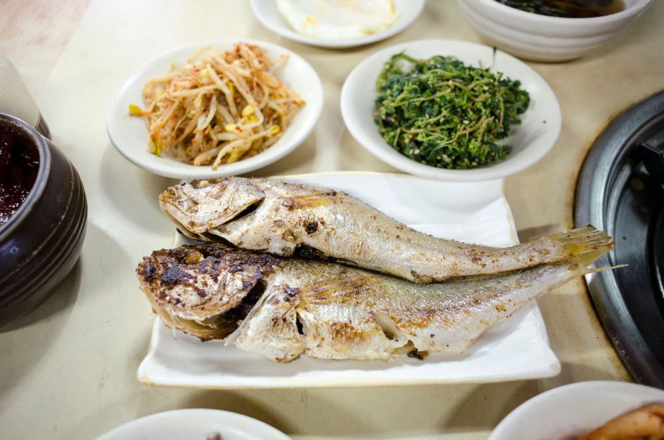 간 건강에 좋은 음식들로 차려진 건강한 한 끼 식사