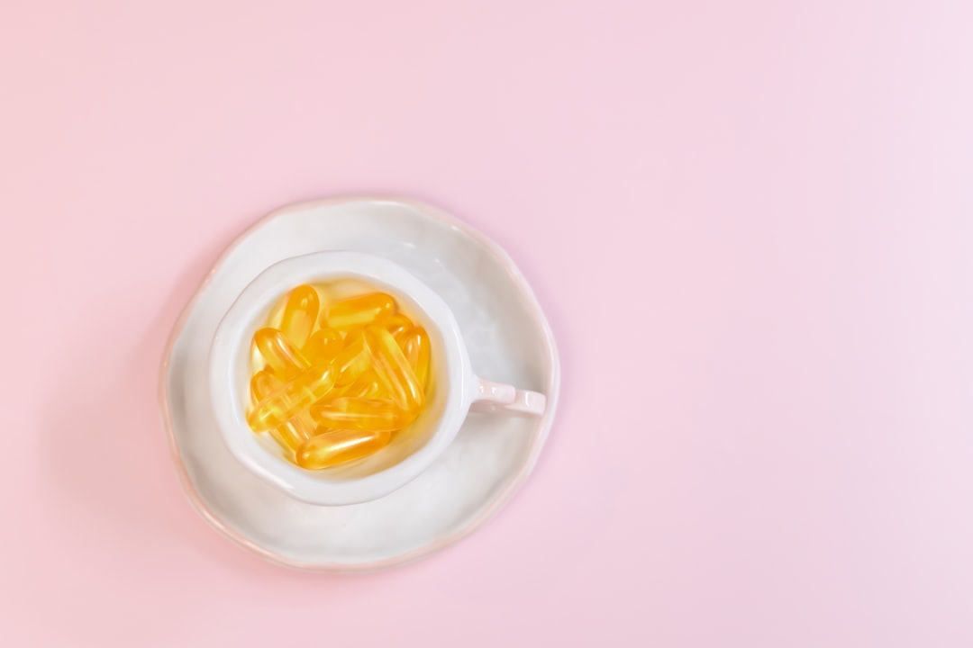 연한 녹색 배경 위에 정돈된 여성 건강 보조제 캡슐, 정제, 가루 및 녹차잎 장식.