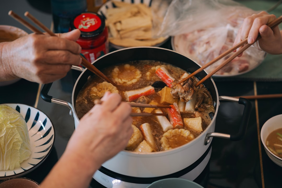 신선한 채소와 과일, 통곡물 등 건강한 식재료가 가득한 주방에서 식사를 준비하는 사람의 모습