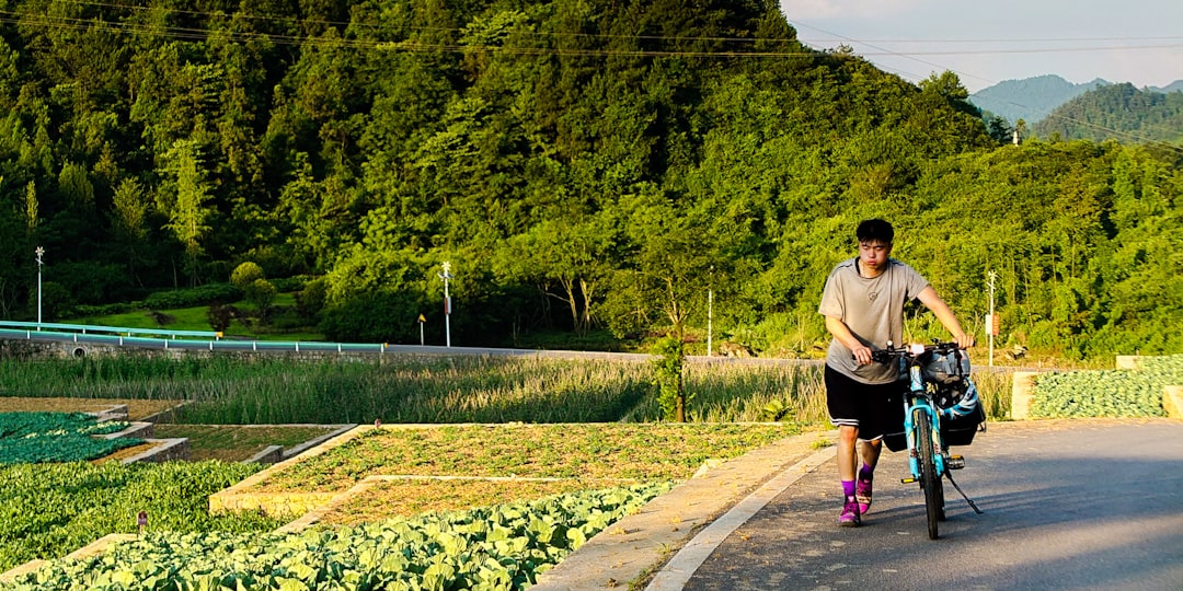 고혈압 예방 및 관리를 위한 규칙적인 유산소 운동 장면