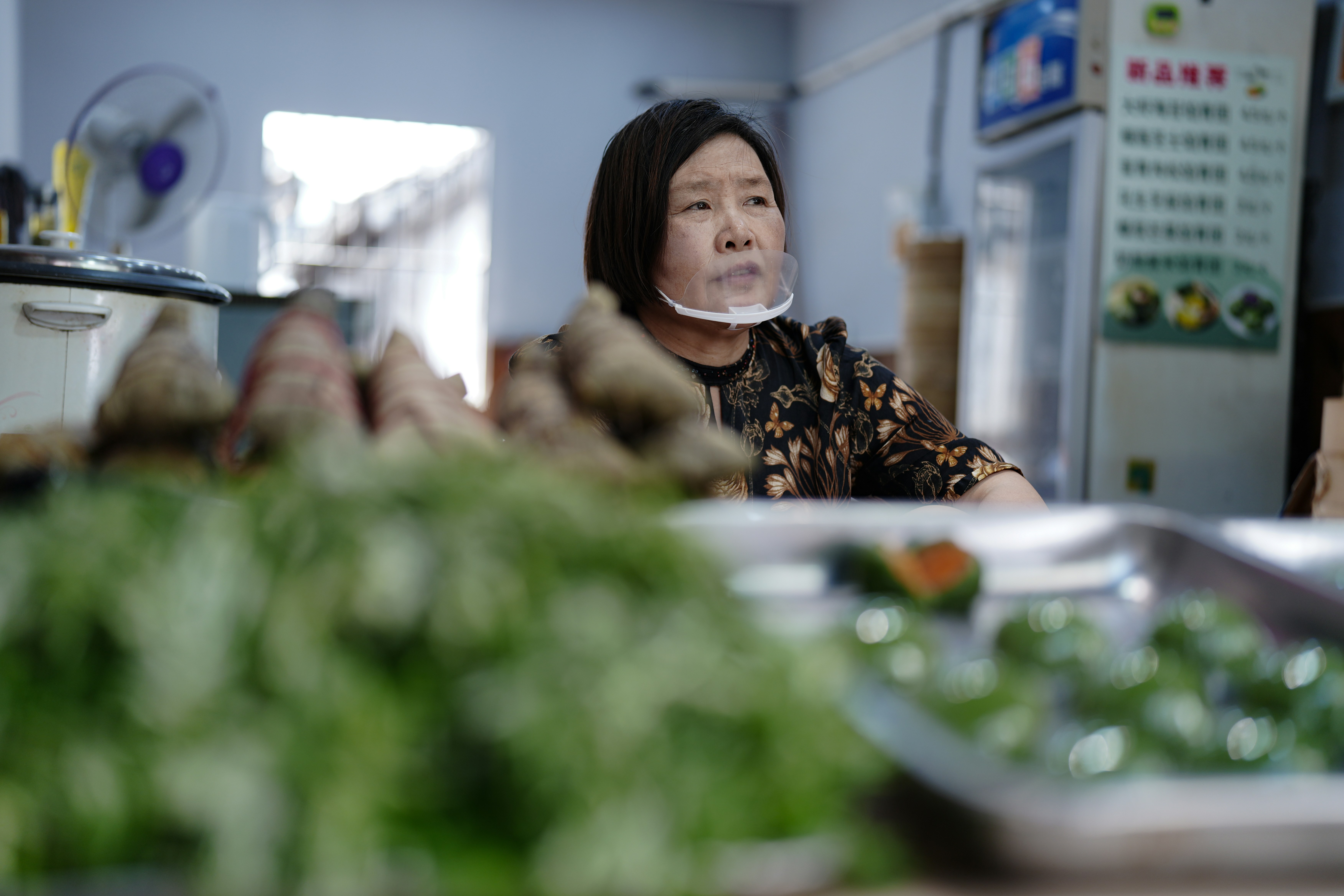 우유, 요거트, 시금치, 고등어 등 뼈 건강에 좋은 음식들이 테이블 위에 보기 좋게 놓인 모습