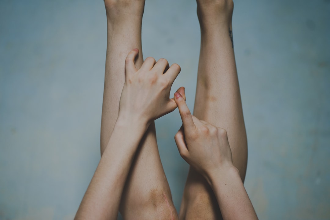 앉거나 일어설 때 하체로 쏠리는 혈액 흐름을 보여주는 인체 혈류 일러스트레이션. 기립성 저혈압의 원리를 설명합니다.