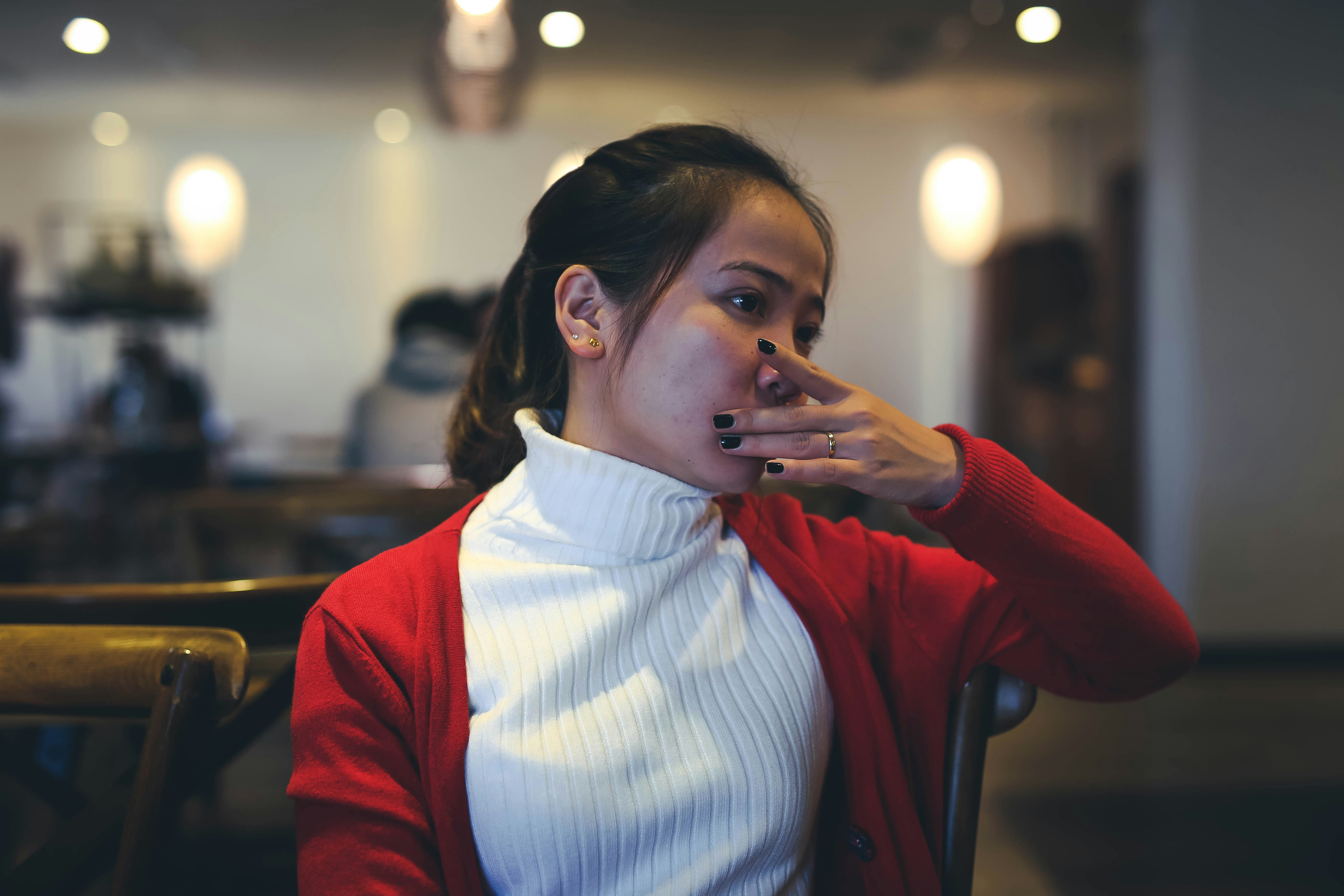 만성 기침을 유발하는 다양한 원인들, 바이러스, 위산 역류, 알레르기 물질 등을 시각적으로 보여주는 그림