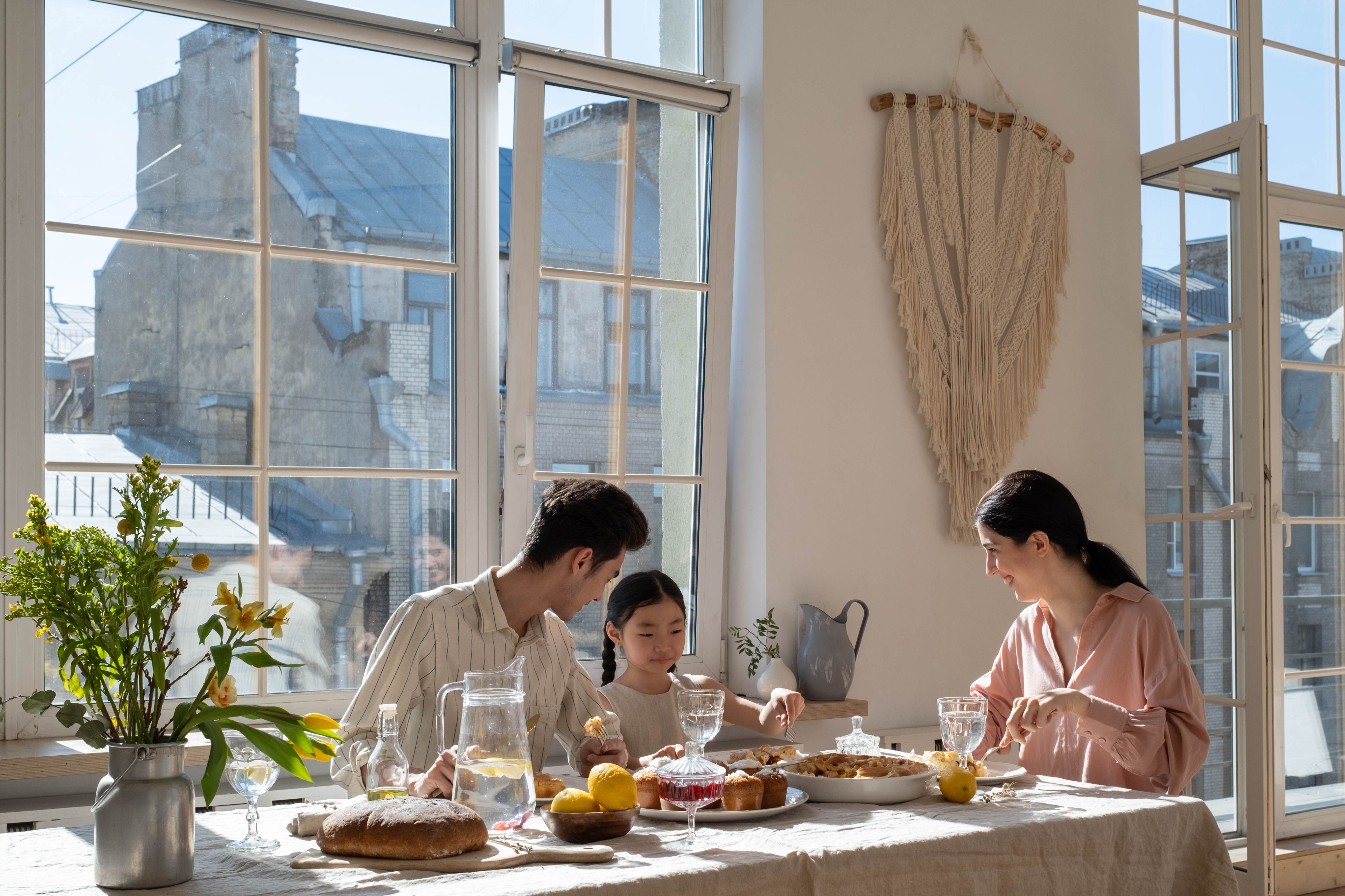 면역력 강화 음식을 함께 먹으며 즐거운 시간을 보내는 가족의 식사 모습
