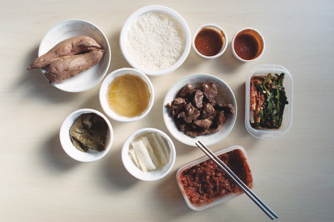 신선한 채소, 과일, 통곡물, 발효식품 등 면역력 강화에 좋은 음식들이 자연광이 비추는 주방 테이블에 푸짐하게 차려져 있습니다.