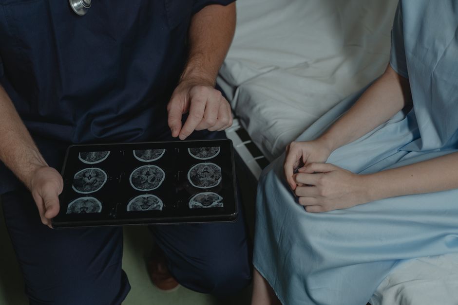수면 전문의가 환자와 상담하며 수면 데이터를 설명하는 모습, 전문가의 도움을 받는 불면증 치료 장면