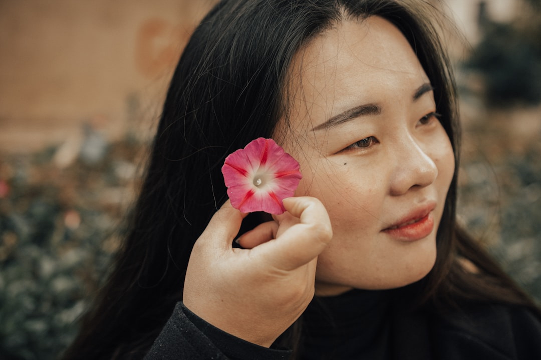 여성이 아랫배를 부드럽게 마사지하며 생리통 완화를 시도하는 모습