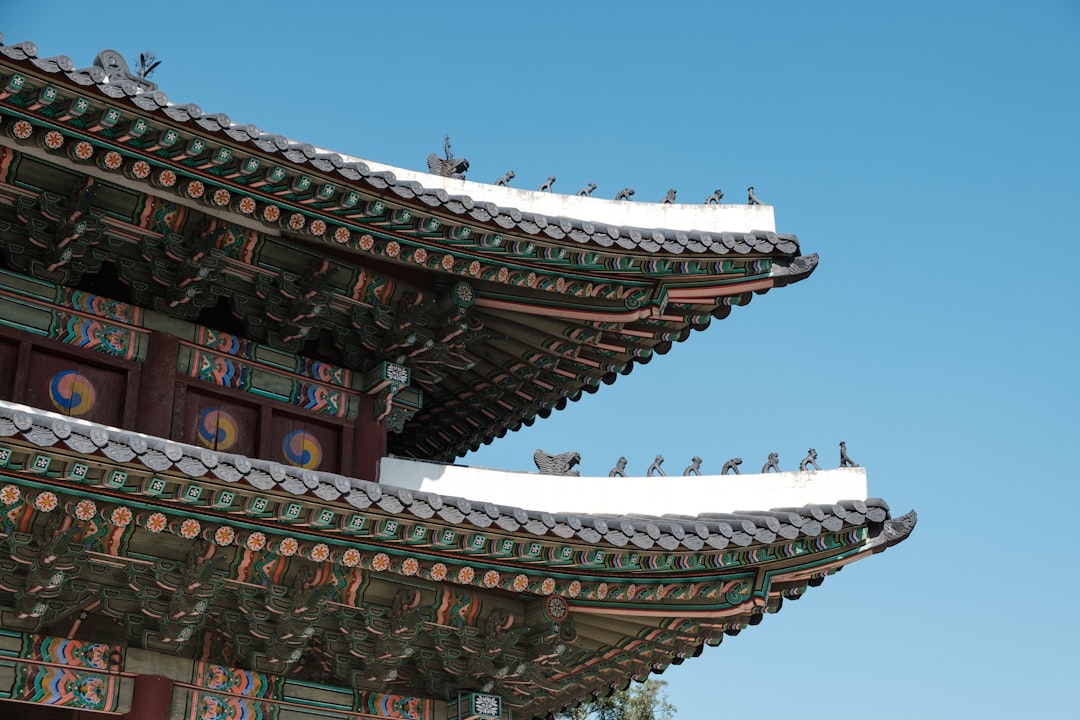 종아리 안쪽 삼음교 혈을 지압하는 손과 발의 모습