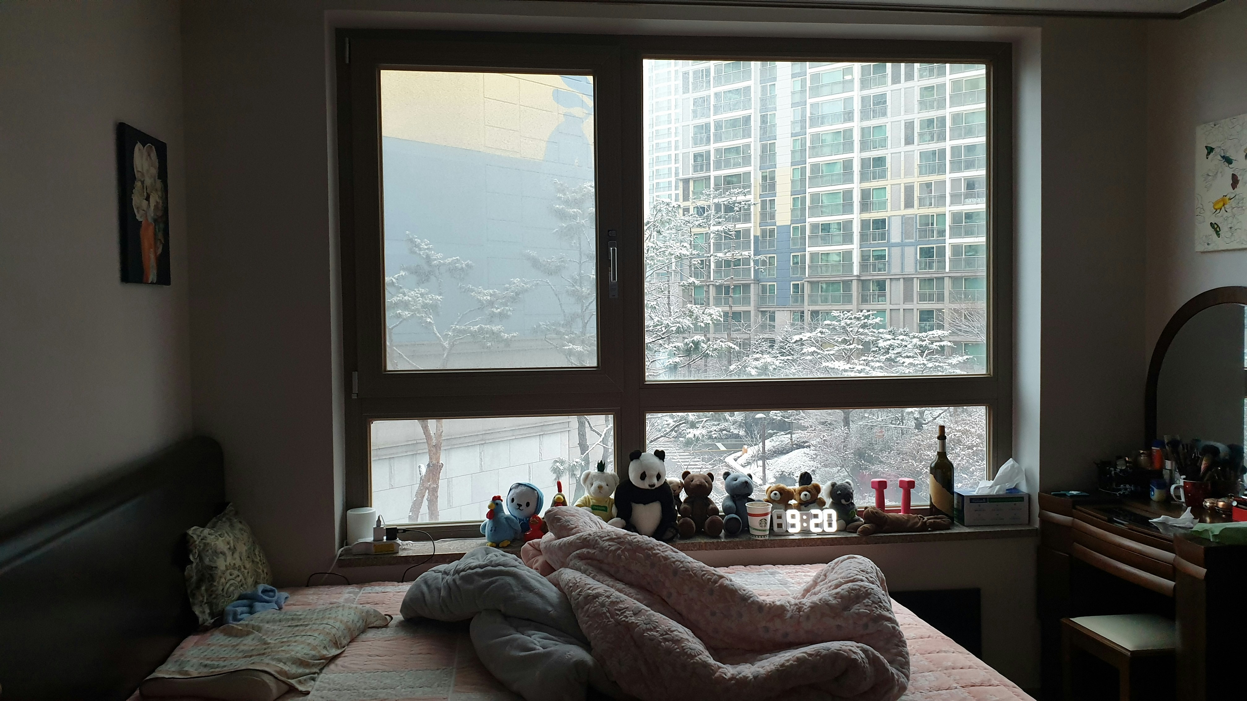 밝고 깔끔한 침실에서 개운하게 일어나는 평온하고 잘 쉬는 개인, 부드럽게 스트레칭