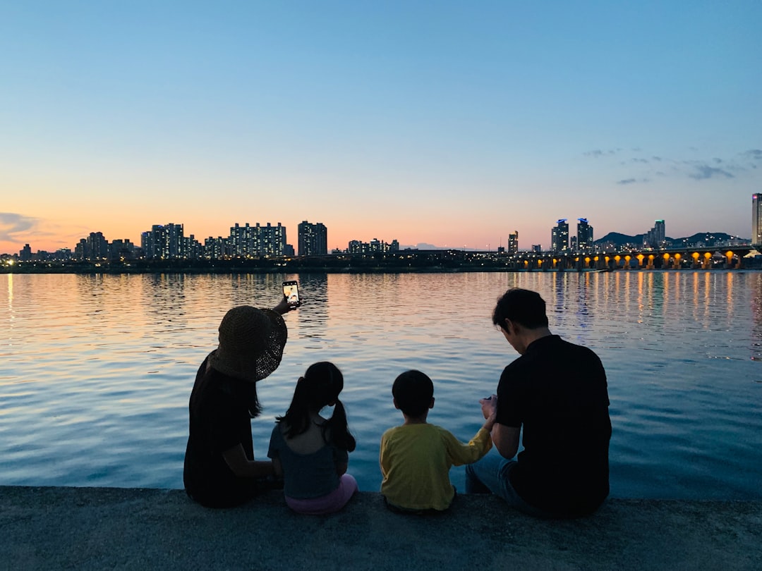 여름밤, 모기로부터 안전하고 편안하게 휴식을 취하는 가족의 모습.