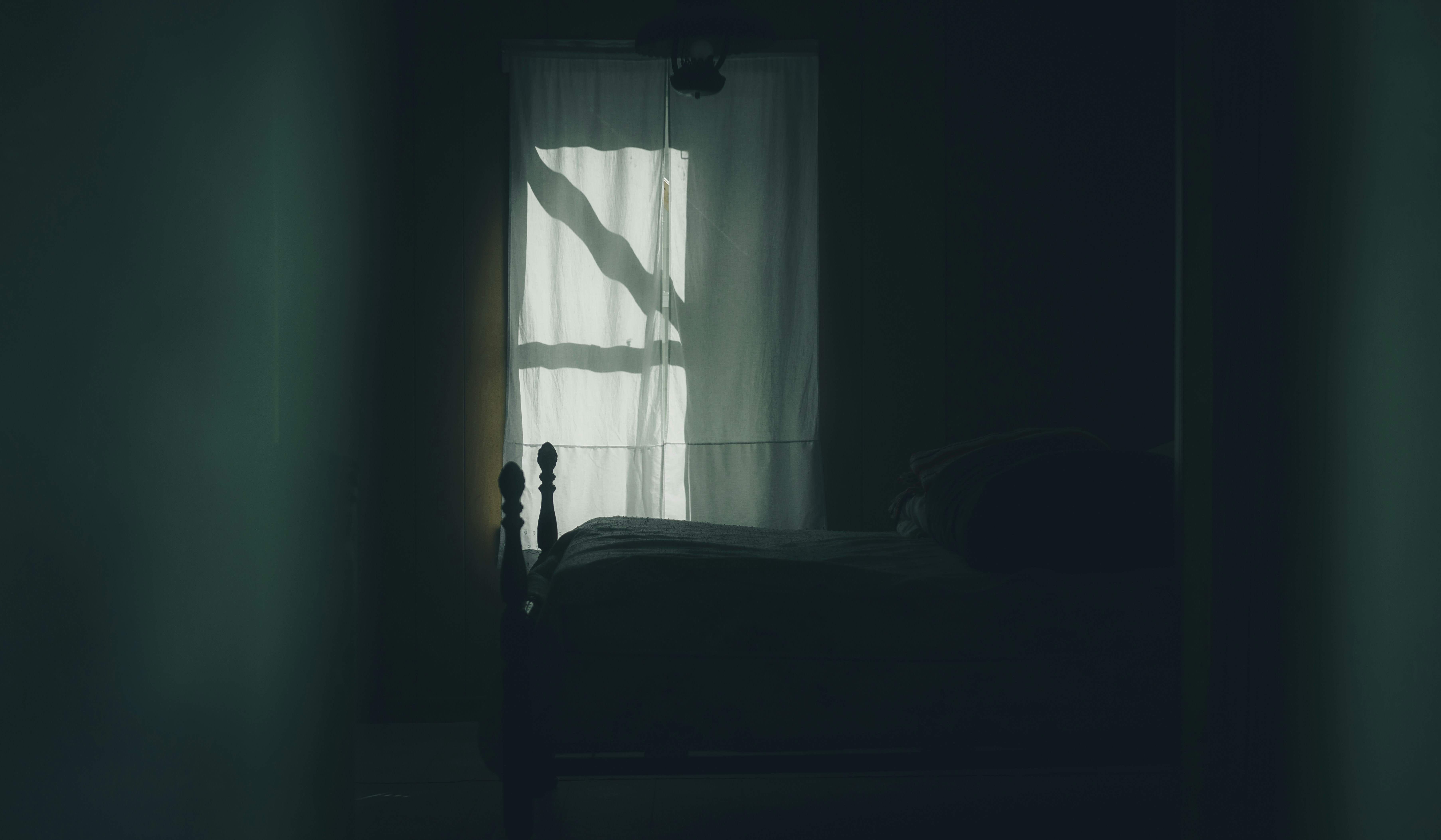 침대 머리 부분을 베개로 높여서 편안하게 잠든 사람의 모습, 역류성 식도염 환자에게 권장되는 수면 자세를 보여준다.