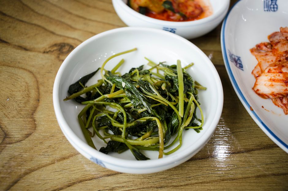 속쓰림과 더부룩함에 불편함을 느끼는 사람, 위염 증상 완화를 위한 관리의 중요성을 나타내는 이미지