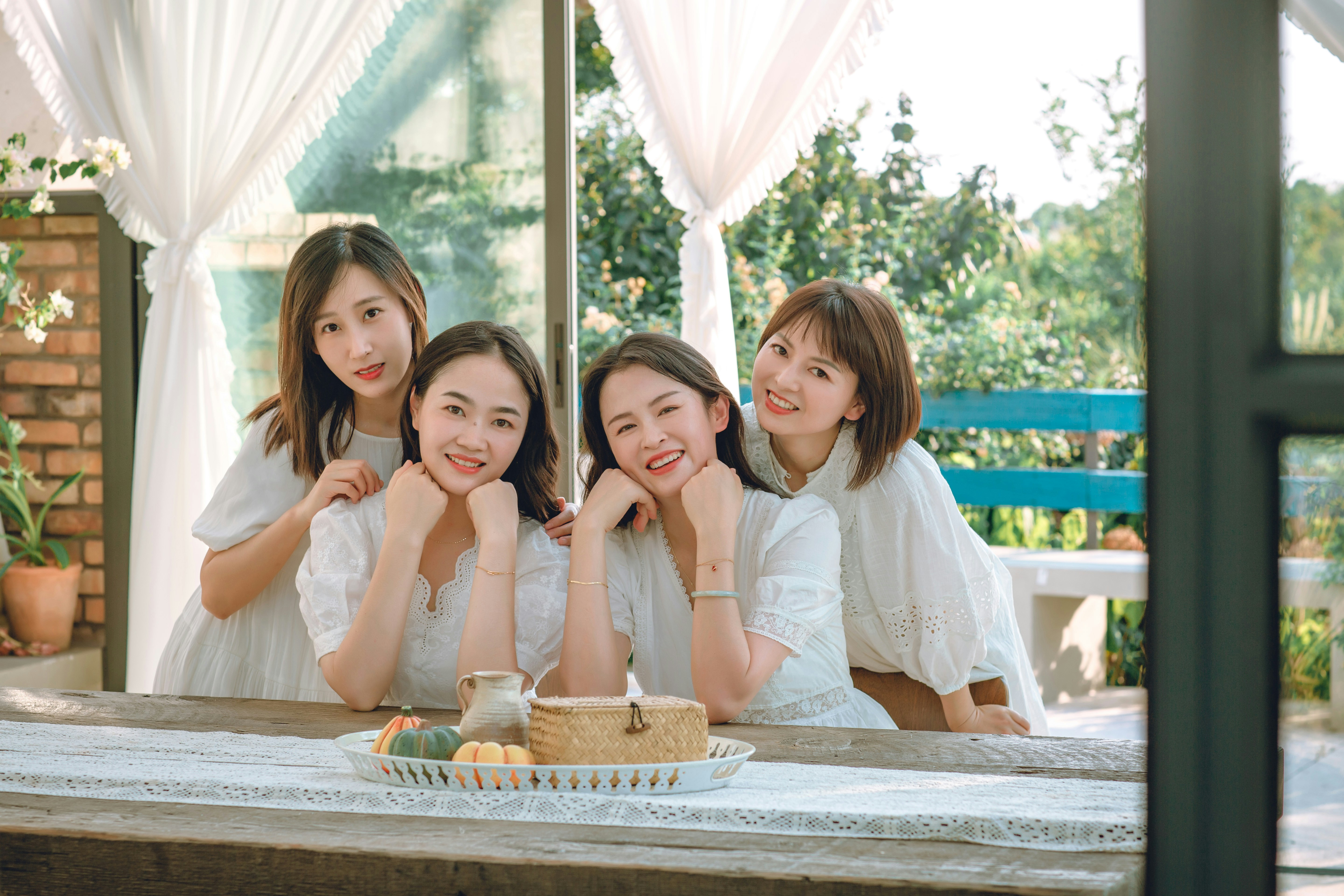 스마트폰으로 인플루언서의 건강 정보 게시물을 확인하며 신중한 표정을 짓는 사람