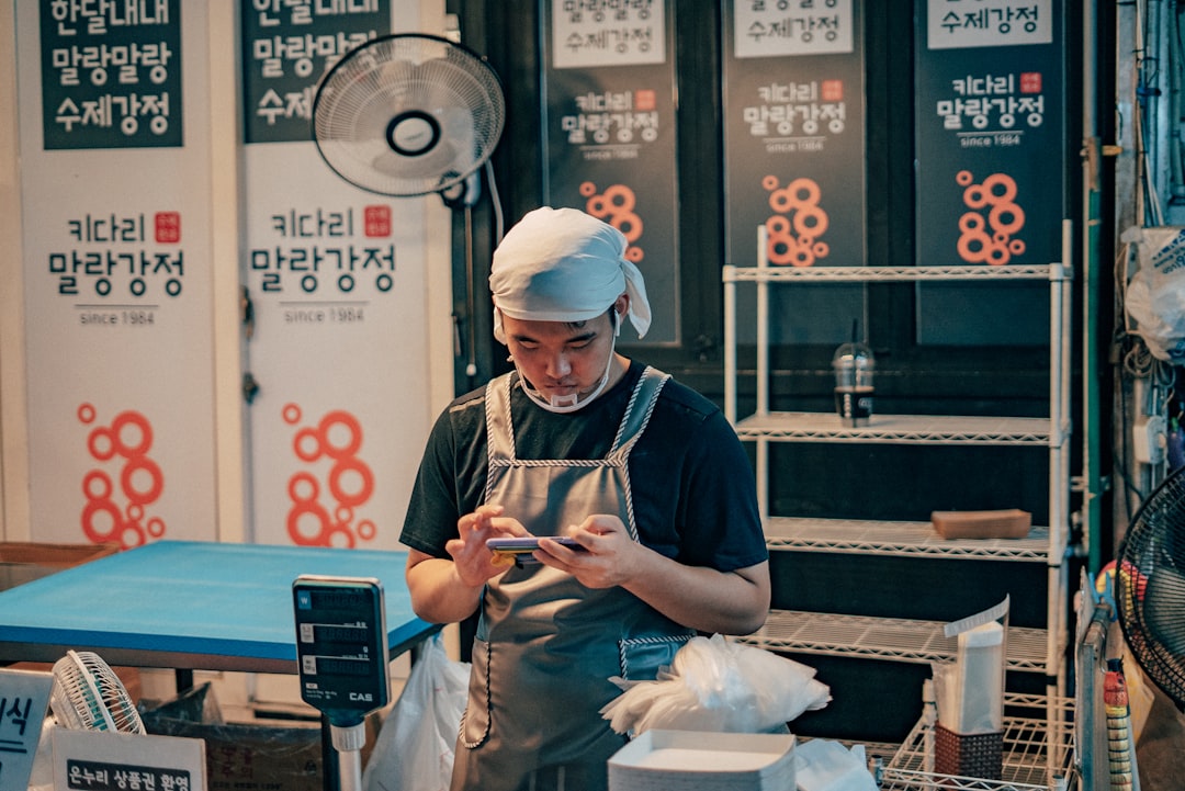 다양한 유산균 균주와 건강한 장 환경을 상징하는 추상적인 일러스트레이션