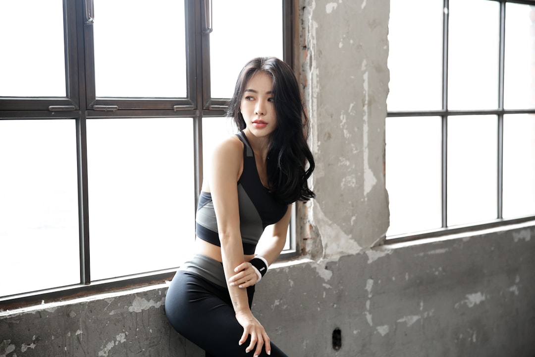 푸른 자연 속에서 유산소와 근력 운동을 균형 있게 하는 사람의 모습