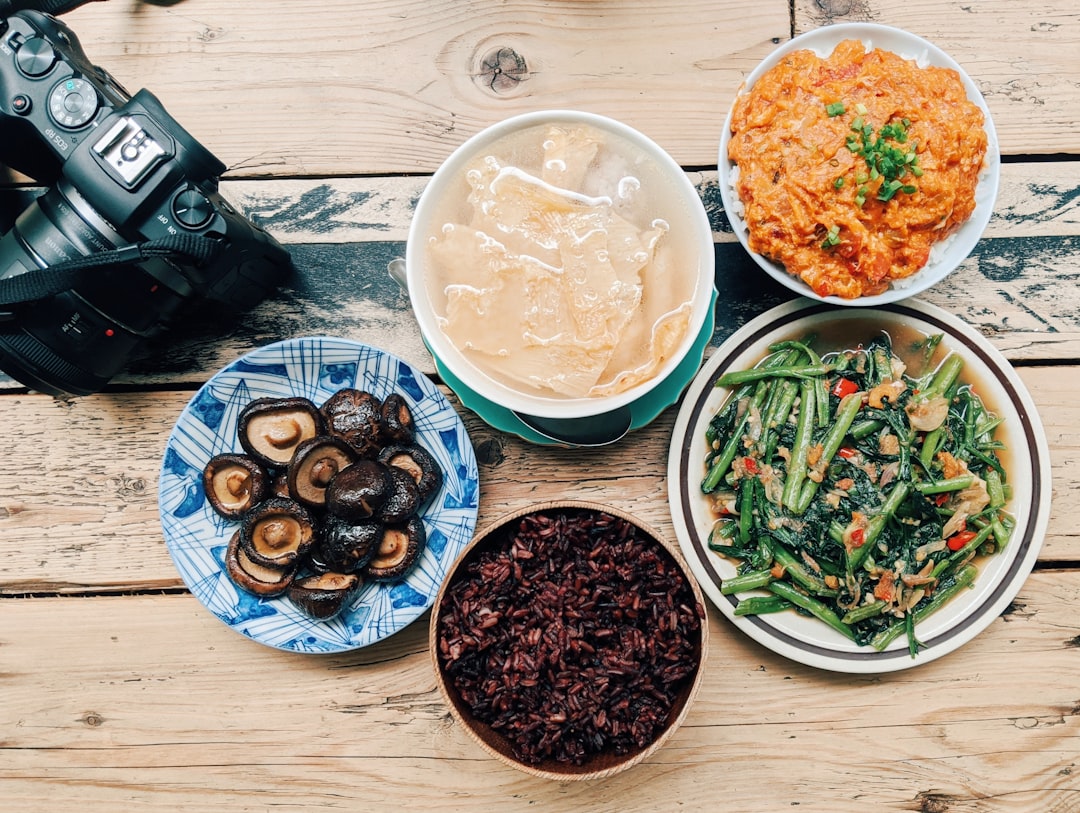 건강한 식재료로 콜레스테롤 관리 식단을 준비하는 사람