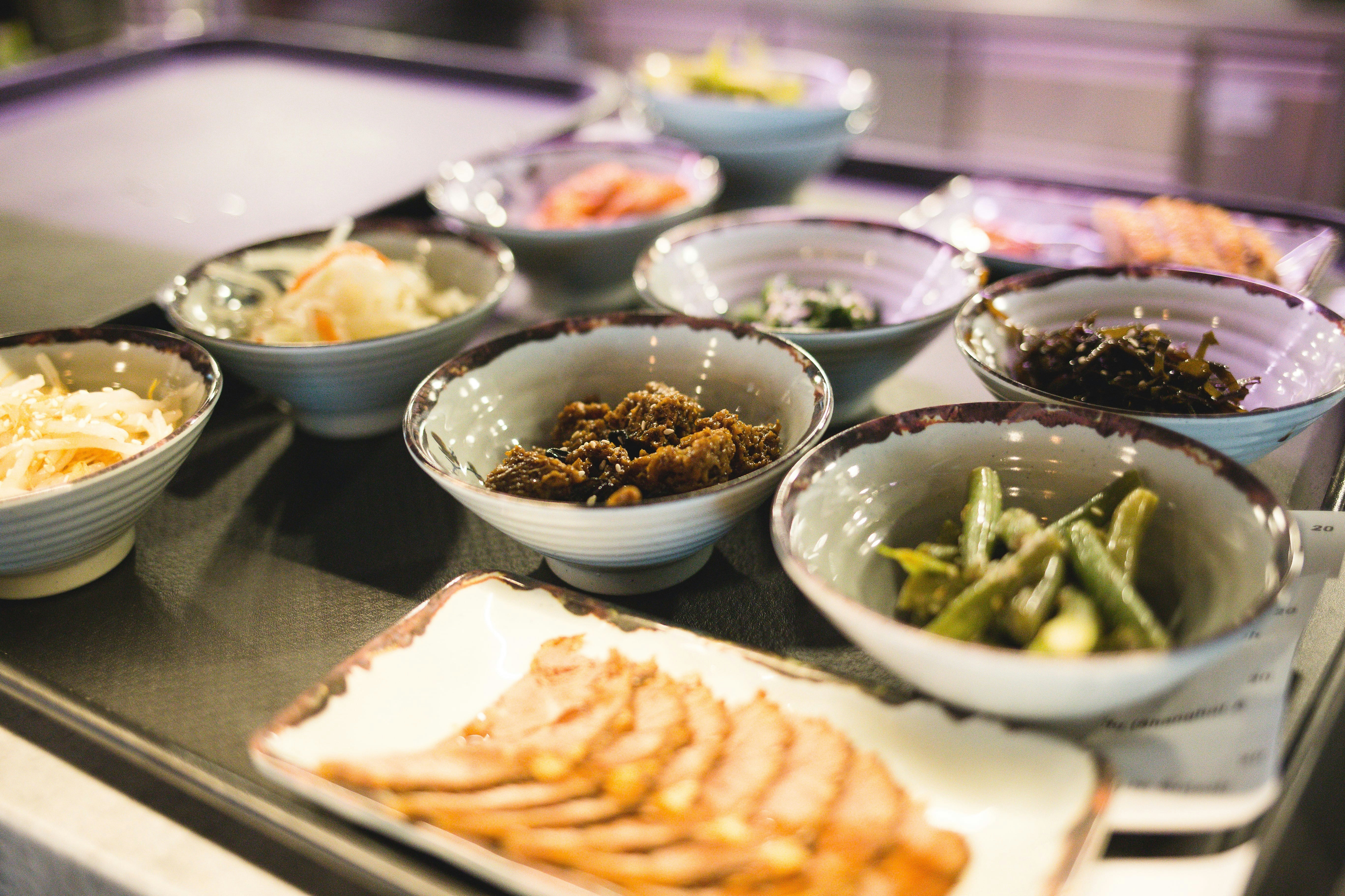 콜레스테롤 관리에 좋은 연어, 채소, 과일, 견과류 등이 놓인 깨끗한 주방 풍경.