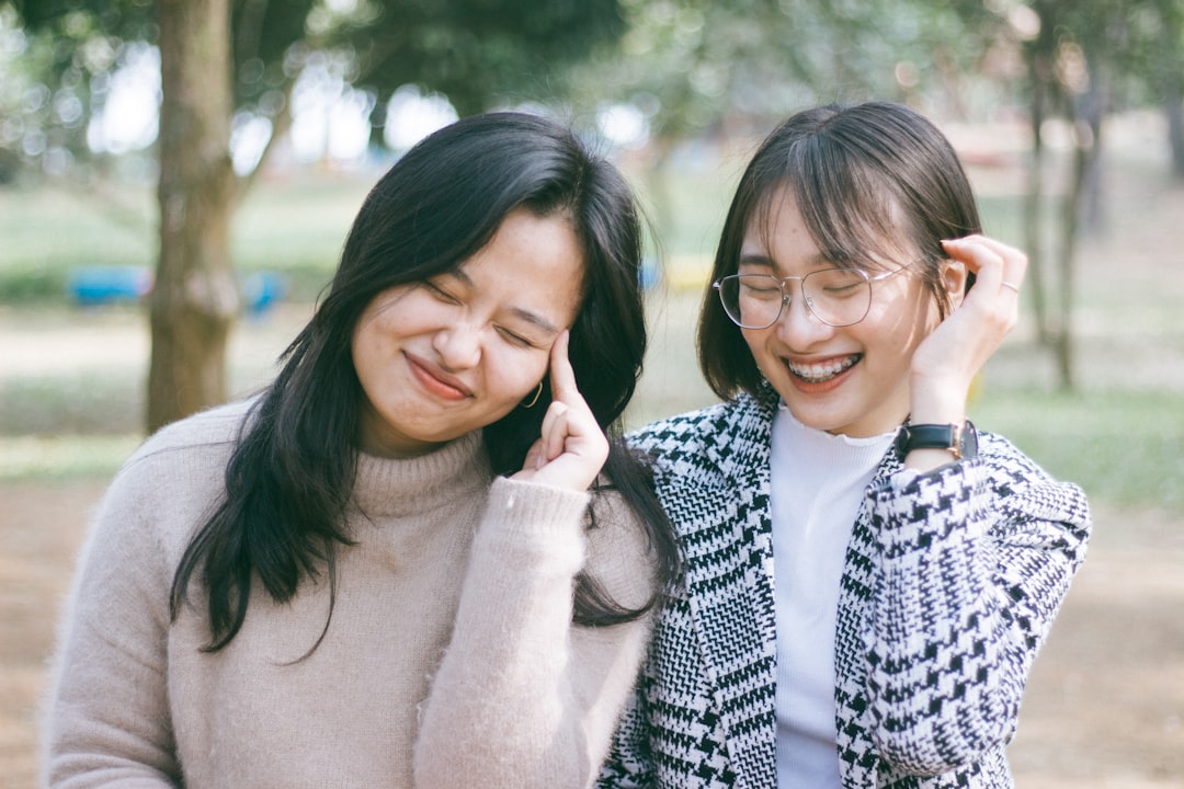 가족이 편두통을 겪는 아이를 자연 친화적인 공간에서 부드럽게 보살피는 모습, 편안하고 따뜻한 분위기
